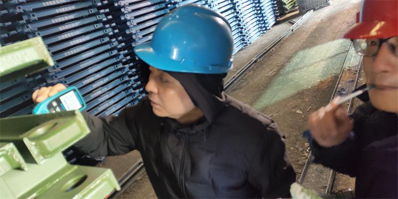 公司魏總工程師對工作現(xiàn)場進(jìn)行檢查